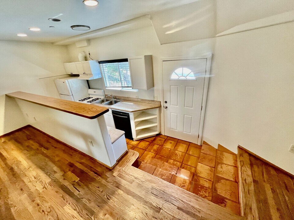 6820 Whitley Ter, Unit 104 in Los Angeles, CA - Building Photo