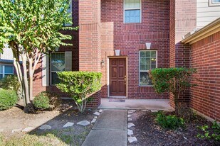 5310 Meadow Canyon Dr in Sugar Land, TX - Building Photo