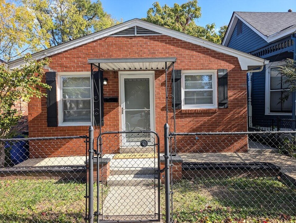 121 W Fifth St in Lexington, KY - Building Photo