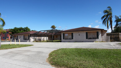 4805-4845 Manor Ct in Cape Coral, FL - Building Photo - Building Photo