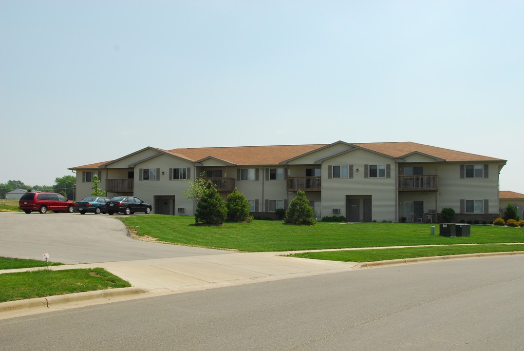 Pondview Apartments in Lake Mills, WI - Foto de edificio