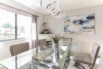 1201 Bayview Dr in Oakland Park, FL - Foto de edificio - Building Photo