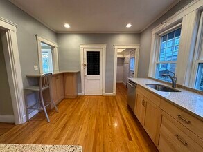19 Goldsmith St, Unit 1 in Boston, MA - Foto de edificio - Building Photo