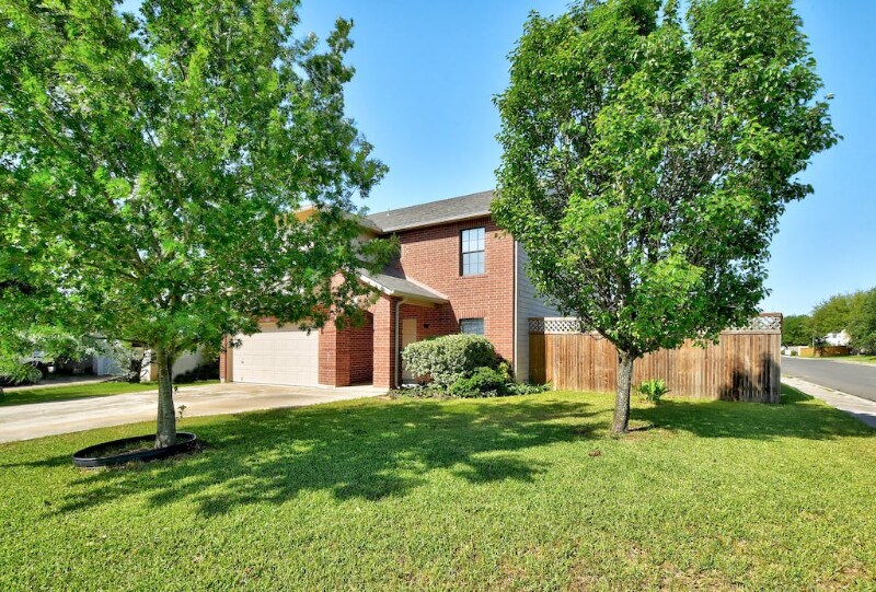 400 Masonwood Dr in Kyle, TX - Building Photo