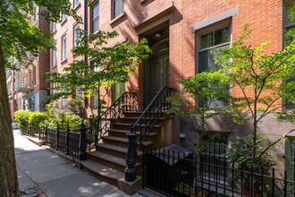 25 Perry St in New York, NY - Building Photo - Building Photo