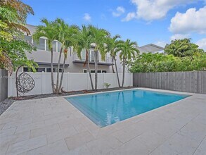 10250 NW 76th Ter in Doral, FL - Foto de edificio - Building Photo