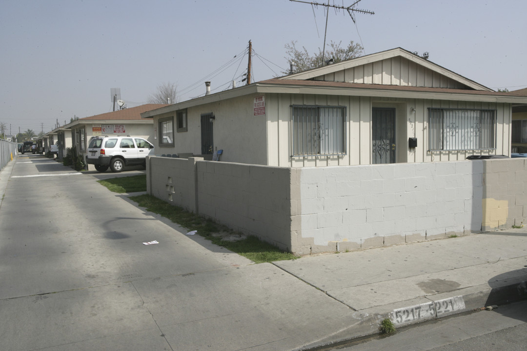 5217 Santa Ana St in Cudahy, CA - Building Photo