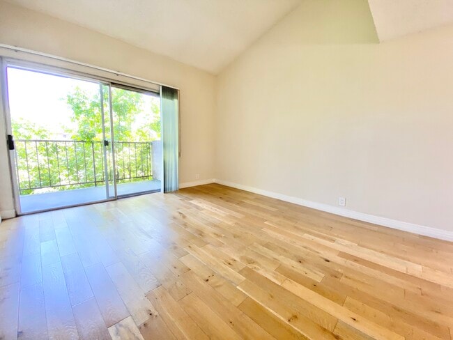 property at 959 S Gramercy Pl