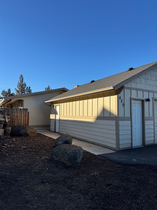 429 N Locust Ln in Sisters, OR - Building Photo