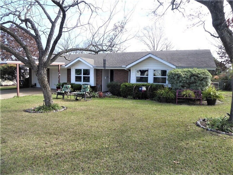 11511 N Oaks Dr in Austin, TX - Building Photo