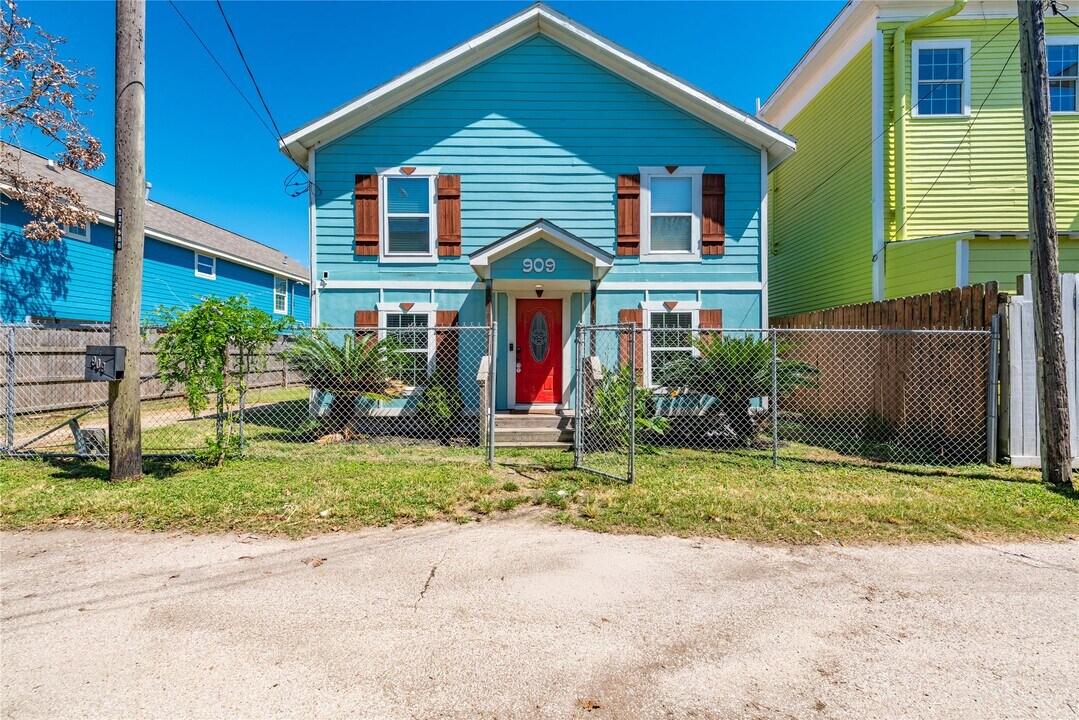 909 32nd St in Galveston, TX - Building Photo