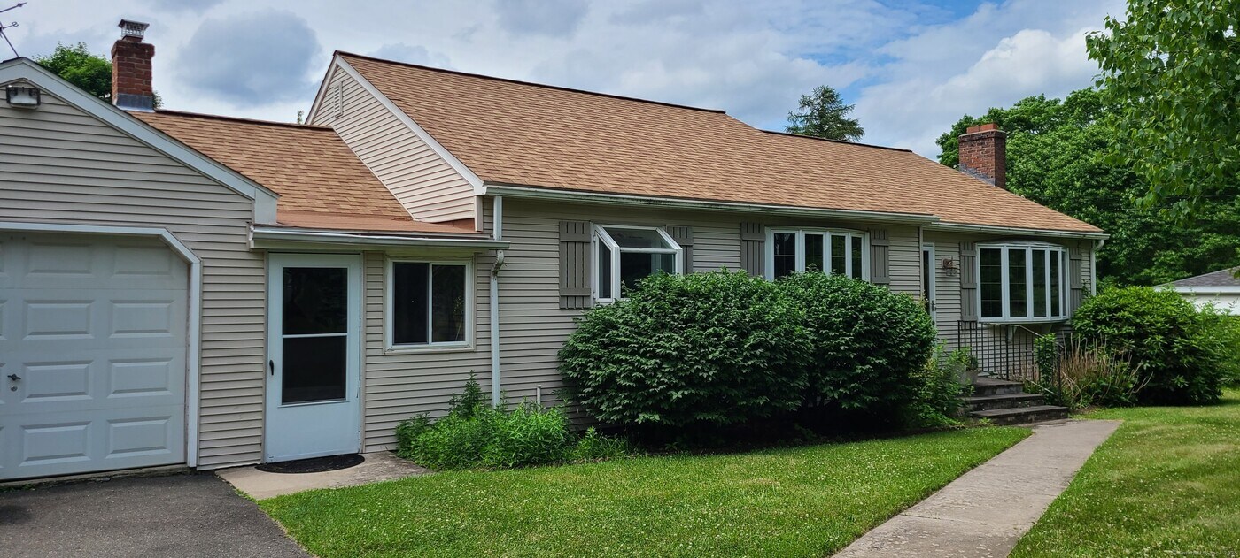 37 Maple Ridge Dr in Farmington, CT - Building Photo
