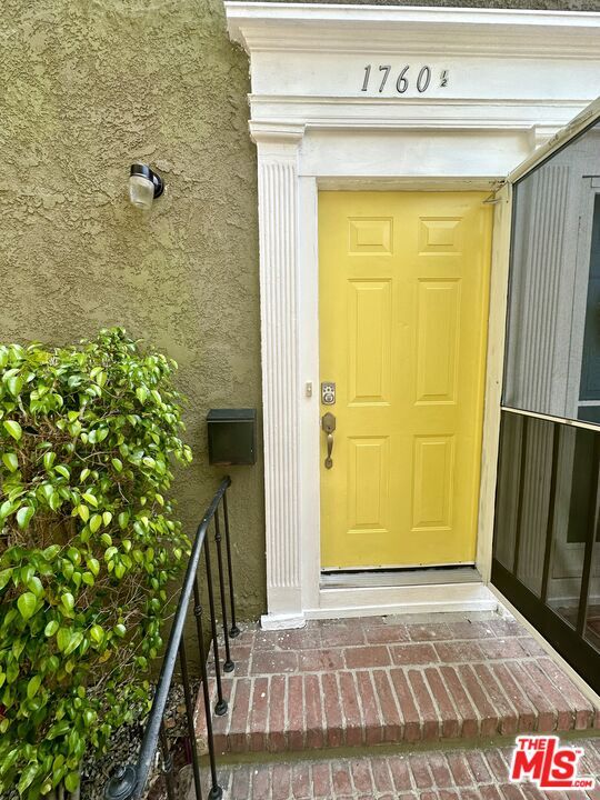 property at 1760 1/2 N Las Palmas Ave