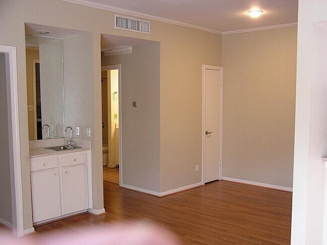 712 Bering Dr in Houston, TX - Building Photo - Building Photo