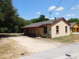 1320 Green St in Lockhart, TX - Building Photo