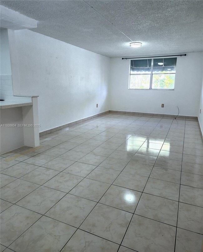 666 W 81st St in Hialeah, FL - Building Photo - Building Photo