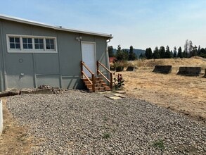 1646 SW Duke Rd in Sutherlin, OR - Foto de edificio - Building Photo