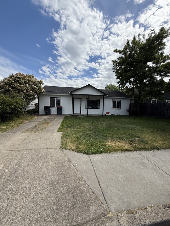 1225 Withington St in Medford, OR - Building Photo