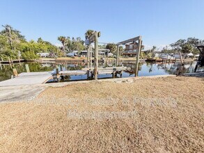 818 Bayview Dr in Ruskin, FL - Foto de edificio - Building Photo