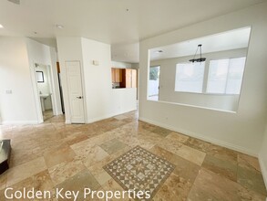 1820 Cayman Way in Vista, CA - Foto de edificio - Building Photo