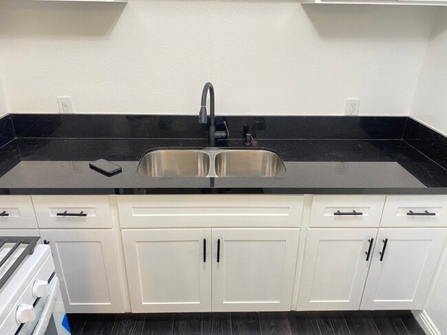 4807 W 17th St, Unit 3 in Los Angeles, CA - Building Photo - Building Photo