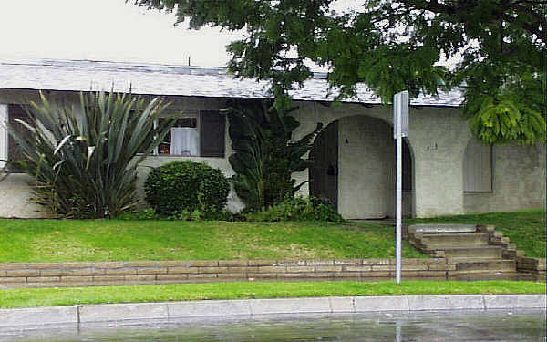 311 W Tularosa Ave in Orange, CA - Foto de edificio - Building Photo