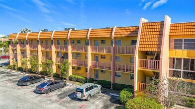 6750 Royal Palm Blvd in Margate, FL - Building Photo - Building Photo