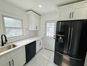 72 Singworth St, Unit 1 in Oyster Bay, NY - Building Photo - Building Photo