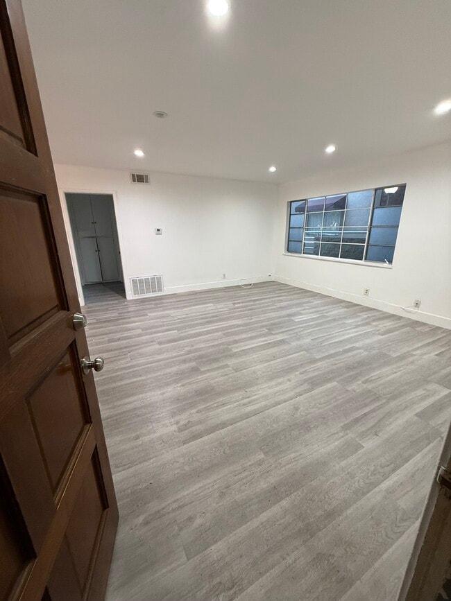 219 E Chestnut St, Unit A in Glendale, CA - Building Photo - Building Photo