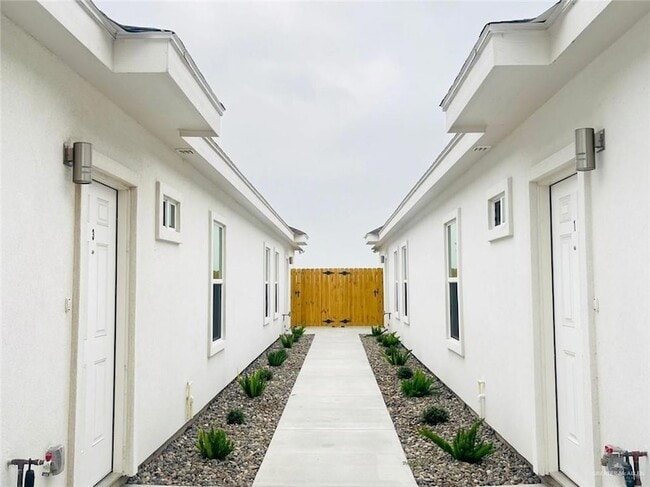 3400 Ventura Ave, Unit 3 in McAllen, TX - Foto de edificio - Building Photo