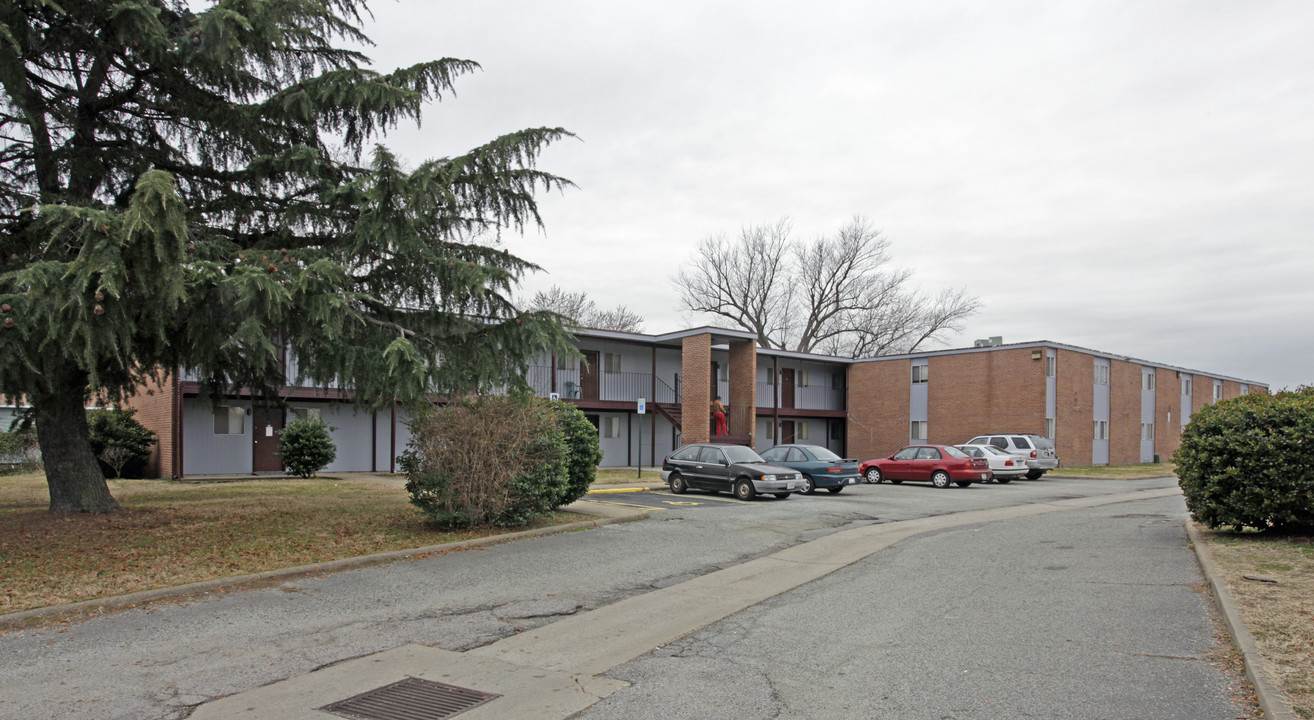 Old Point Apartments in Hampton, VA - Building Photo