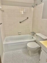 W. 8th St in Cincinnati, OH - Building Photo - Interior Photo