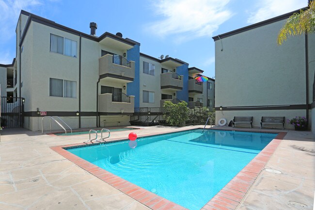 Chateau Woodley Hart Apartments in Van Nuys, CA - Building Photo - Other