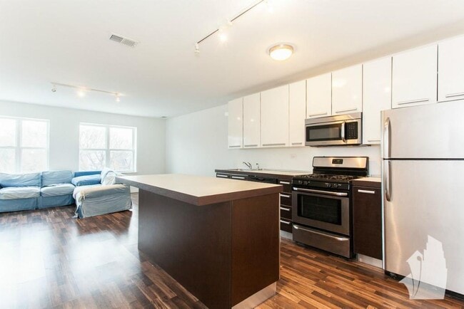 1545 W Glenlake Ave, Unit Unit 3A