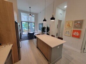 3352 NW 84th Ave, Unit B1 in Doral, FL - Foto de edificio - Building Photo