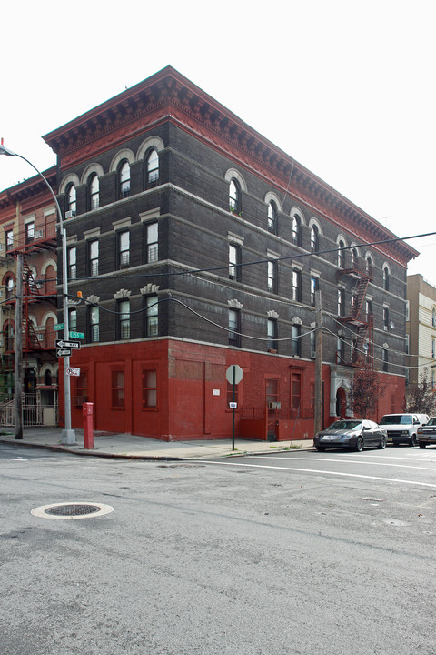 835 E 155th St in Bronx, NY - Building Photo