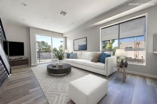 6702 Balboa Blvd in Los Angeles, CA - Building Photo