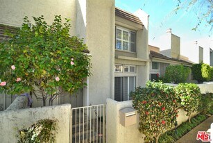 4241 Colfax Ave in Los Angeles, CA - Building Photo