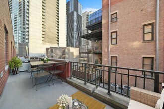 33 W Huron St in Chicago, IL - Building Photo - Building Photo