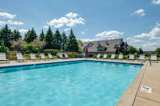 The Highlands of New Berlin in New Berlin, WI - Foto de edificio - Building Photo