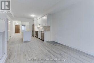 1035 Southdown Rd in Mississauga, ON - Building Photo - Building Photo