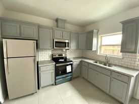 1914 Bahamas Dr, Unit 2 in Edinburg, TX - Building Photo