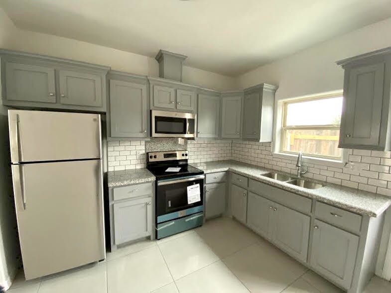 1914 Bahamas Dr, Unit 2 in Edinburg, TX - Building Photo