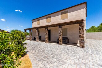 2056 W Dobbins Rd in Phoenix, AZ - Foto de edificio - Building Photo