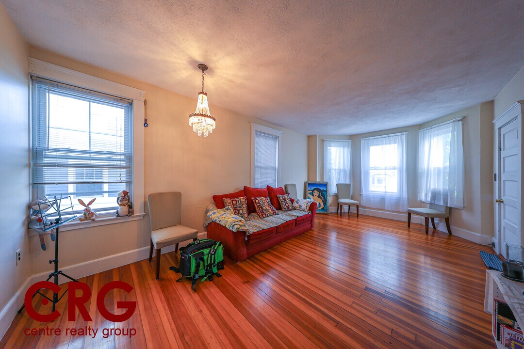 23 Indiana Ter, Unit 1 in Newton, MA - Foto de edificio