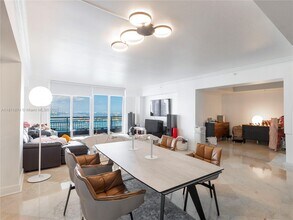 848 Brickell Key Dr, Unit 3904 in Miami, FL - Building Photo - Building Photo