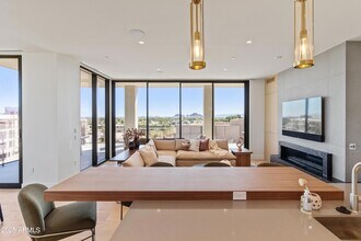 5000 N Camelback Rdg Dr, Unit 302 in Scottsdale, AZ - Foto de edificio - Building Photo