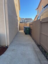 9748 Collie Way in Elk Grove, CA - Building Photo - Building Photo