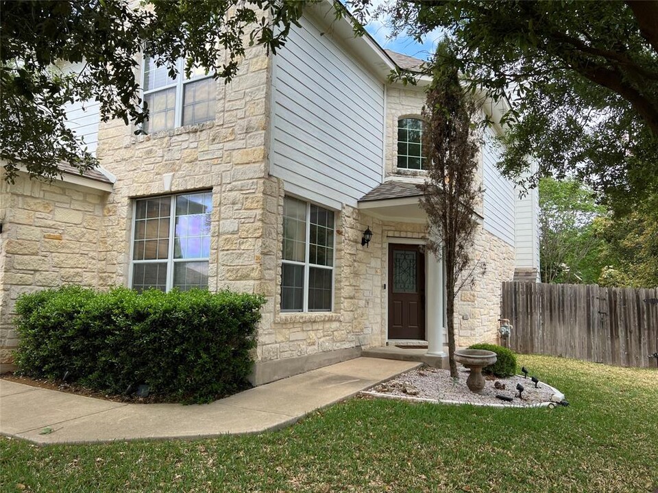 10501 Dunham Forest Rd in Austin, TX - Foto de edificio