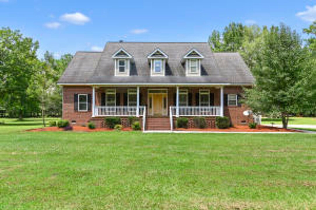 1903 Clubhouse Rd in Ravenel, SC - Building Photo